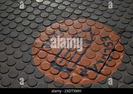 Un panneau imprimé au sol indique le parcours scolaire que les enfants doivent suivre pour se rendre à l'école et à leur domicile Banque D'Images