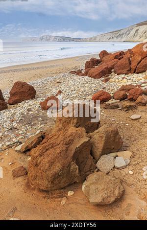 Rochers sur la plage, Compton Bay, île de Wight, Angleterre, Royaume-Uni Banque D'Images