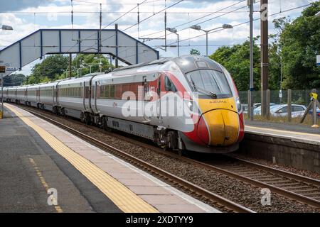 Train LNER Azuma Class 801, unité 801222, photographié passant devant la gare de Longniddry, East Lothian, sur la route d'Édimbourg à Londres Kings Cross. Banque D'Images