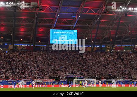 Leipzig, Germanie. 24 juin 2024. VAR check pendant le match de football Euro 2024 entre la Croatie et l'Italie au stade de Leipzig, Leipzig, Allemagne - lundi 24 juin 2024. Sport - Football. (Photo de Fabio Ferrari/LaPresse) crédit : LaPresse/Alamy Live News Banque D'Images