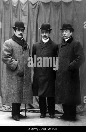 1895 c. , Milan , ITALIE : le compositeur et chef d'orchestre français André Charles Prosper MESSAGER ( 1853 - 1929 ), côté droit sur cette photo, avec le célèbre compositeur italien GIACOMO PUCCINI ( 1858 - 1924 ), côté gauche, et le pubblisher TITO RICORDI ( 1865 - 1933 ), au centre . Photo Varischi & Artico , Milan . - OPERA LIRICA - COMPOSITORE - baffi - moustache - cravatta - collier - colletto - MUSICA CLASSICA - CLASSIQUE - OPERA - COMPOSITORE LIRICO - portrait - ritratto - DIRETTTORE D'ORCHESTRA - MUSICISTA - HISTOIRE - FOTO STORICHE -- ARCHIVIO GBB Banque D'Images