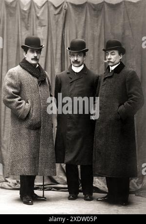 1895 c. , Milan , ITALIE : le compositeur et chef d'orchestre français André Charles Prosper MESSAGER ( 1853 - 1929 ), côté droit sur cette photo, avec le célèbre compositeur italien GIACOMO PUCCINI ( 1858 - 1924 ), côté gauche, et le pubblisher TITO RICORDI ( 1865 - 1933 ), au centre . Photo Varischi & Artico , Milan . - OPERA LIRICA - COMPOSITORE - baffi - moustache - cravatta - collier - colletto - MUSICA CLASSICA - CLASSIQUE - OPERA - COMPOSITORE LIRICO - portrait - ritratto - DIRETTTORE D'ORCHESTRA - MUSICISTA - HISTOIRE - FOTO STORICHE -- ARCHIVIO GBB Banque D'Images