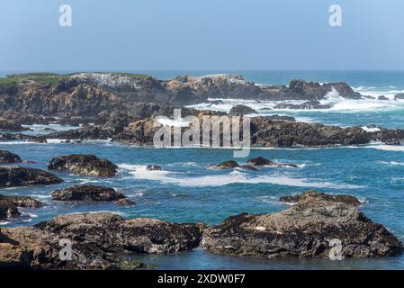 Vue d'au-dessus de Glass Beach. Fort Bragg, Californie. Banque D'Images