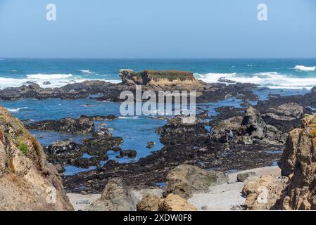 Vue d'au-dessus de Glass Beach. Fort Bragg, Californie. Banque D'Images