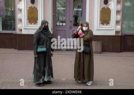 Moscou, Russie. 24 juin 2024. Les gens marchent le long de la rue Arbat dans le centre de Moscou, Russie Banque D'Images