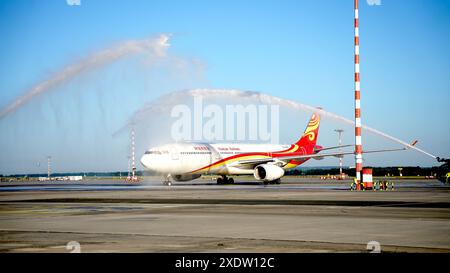 Prague, République tchèque. 24 juin 2024. Un avion de passagers de Hainan Airlines reçoit un salut d'eau cérémoniel à son arrivée à l'aéroport de Prague, en République tchèque, le 24 juin 2024. Les vols directs entre les capitales de la Chine et la République tchèque ont officiellement repris lundi, avec l'arrivée d'un avion Hainan Airlines à l'aéroport de Prague en début de matinée après un vol de 10 heures. Crédit : Dana Kesnerova/Xinhua/Alamy Live News Banque D'Images