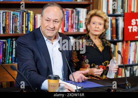 Flint, États-Unis. 24 juin 2024. Le deuxième gentleman Doug Emhoff et le sénateur américain Debbie Stabenow (d-Mich.) Campagne à Flint, Michée, le 24 juin 2024, marquant le deuxième anniversaire de la décision de la Cour suprême des États-Unis dans l'affaire Dobbs c. Jackson Women's Health Organization avec une table ronde sur les droits reproductifs. (Photo de Andrew Roth/Sipa USA) crédit : Sipa USA/Alamy Live News Banque D'Images