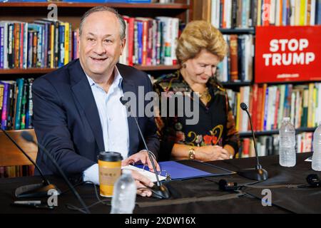 Flint, États-Unis. 24 juin 2024. Le deuxième gentleman Doug Emhoff et le sénateur américain Debbie Stabenow (d-Mich.) Campagne à Flint, Michée, le 24 juin 2024, marquant le deuxième anniversaire de la décision de la Cour suprême des États-Unis dans l'affaire Dobbs c. Jackson Women's Health Organization avec une table ronde sur les droits reproductifs. (Photo de Andrew Roth/Sipa USA) crédit : Sipa USA/Alamy Live News Banque D'Images