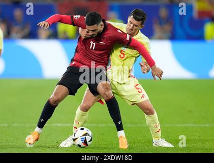 L'albanais Armando Broja et l'espagnol Daniel Vivian (à droite) se battent pour le ballon lors du match du groupe B de l'UEFA Euro 2024 à la Dusseldorf Arena de Dusseldorf, en Allemagne. Date de la photo : lundi 24 juin 2024. Banque D'Images