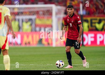 DUSSELDORF, ALLEMAGNE - 24 JUIN : L'Albanais Qazim Laci dribble lors du match Groupe B - UEFA EURO 2024 opposant l'Albanie à l'Espagne à la Dusseldorf Arena le 24 juin 2024 à Dusseldorf, Allemagne. (Photo de Joris Verwijst/BSR Agency) Banque D'Images