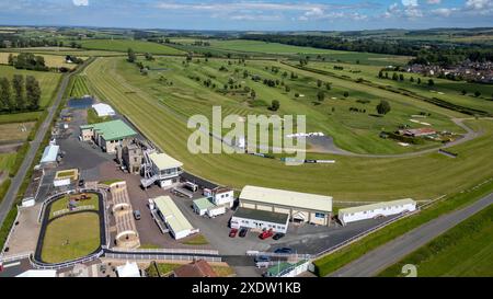 Vue aérienne par drone de Kelso Race course et Kelso golf course, Kelso, Scottish Borders, Royaume-Uni Banque D'Images