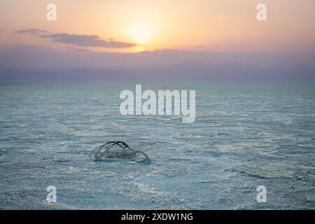 Coucher de soleil sur la surface du lac salé de Karum éthiopien, désert de dépression de Danakil, région d'Afar, Ethiopie Banque D'Images