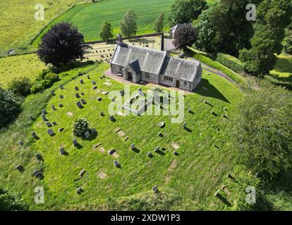 Vue aérienne de l'église de Linton, Linton Village, Morebattle, Écosse Banque D'Images