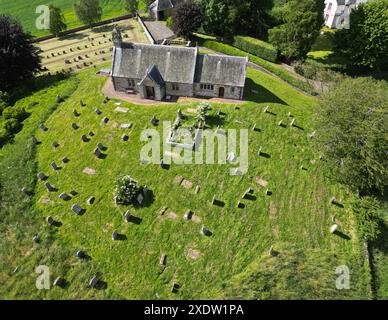 Vue aérienne de l'église de Linton, Linton Village, Morebattle, Écosse Banque D'Images