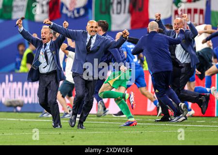 Leipzig, Allemagne. 24 juin 2024. LEIPZIG, ALLEMAGNE - 24 JUIN : L'entraîneur italien Luciano Spalletti se présente sur le terrain pour célébrer le deuxième but de l'italienne Mattia Zaccagni lors du match Groupe B - UEFA EURO 2024 entre la Croatie et l'Italie au Red Bull Arena le 24 juin 2024 à Leipzig, Allemagne. (Photo de Peter Lous/BSR Agency) crédit : BSR Agency/Alamy Live News crédit : BSR Agency/Alamy Live News Banque D'Images