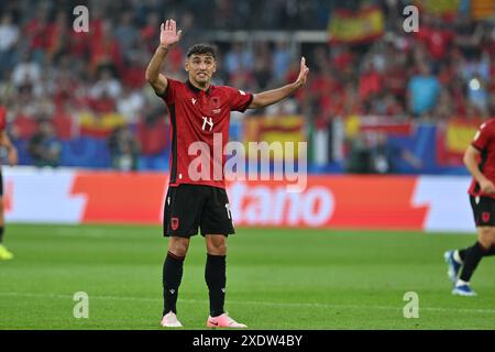 Qazim Laci (14 ans) d'Albanie photographié lors d'un match de football entre les équipes nationales d'Albanie et d'Espagne le troisième jour du Groupe B en phase de groupes du tournoi UEFA Euro 2024 , le lundi 24 juin 2024 à Dusseldorf , Allemagne . PHOTO SPORTPIX | David Catry Banque D'Images