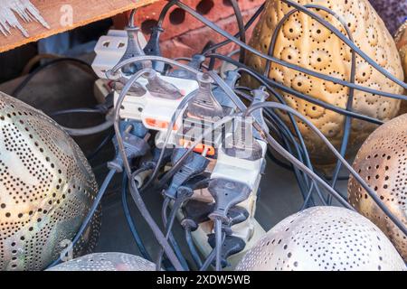 La prise d'alimentation de l'adaptateur électrique ancienne et endommagée a de nombreux appareils sont branchés concept de prise de courant électrique de risque danger surchargé. Overlo Banque D'Images