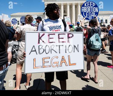 Washington, États-Unis. 24 juin 2024. Personnes avec des signes à un rassemblement pour les droits reproductifs devant la Cour suprême à Washington, DC (photo de Michael Brochstein/Sipa USA) crédit : Sipa USA/Alamy Live News Banque D'Images