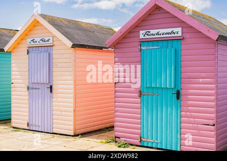 Cabanes de plage colorées à Amble Northumberland Banque D'Images