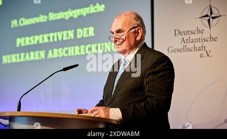 Carsten Jacobson - Clausewitz-Strategiegespräche : Perspektiven der Nuklearen Abschreckung EUR, Deutschland, Berlin, 24.06.2024 : Clausewitz-Strategiegespräche - Perspektiven der Nuklearen Abschreckung. Carsten Jacobson - Generalleutnant A.D. und Präsident der Clausewitz-Gesellschaft eröffnet die 19. Clausewitz-Strategiegespräche - eine Kooperation der Clausewitz-Gesellschaft und der Deutschen Atlantischen Gesellschaft in der Landesvertretung Sachsen-Anhalt beim Bund, erörtern das Thema : Nukleare Abschreckung, zuverlässig - wenn ja, wie Der russische Angriffskrieg und die Androhung eines atomare Banque D'Images