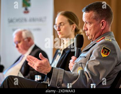 Clausewitz-Strategiegespräche : Perspektiven der Nuklearen Abschreckung EUR, Deutschland, Berlin, 24 juin 2024 : V.l.n.r. Michael Rühle - ehemaliger Leiter der Climate and Energy Security section der NATO, Lydia Wachs - Nuklearexpertin und Maik Keller, Brigadegeneral Ual Pol i im BMVg. Matrice 19. Clausewitz-Strategiegespräche - eine Kooperation der Clausewitz-Gesellschaft und der Deutschen Atlantischen Gesellschaft in der Landesvertretung Sachsen-Anhalt beim Bund, erörtern das Thema : Nukleare Abschreckung, zuverlässig - wenn ja, wie Der russische Angriffskrieg und die Androhung eines atomaren Erstsch Banque D'Images