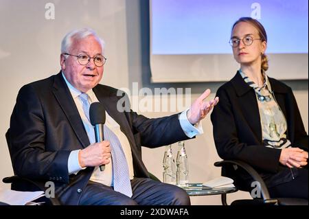 Michael Rühle Lydia Wachs - Clausewitz-Strategiegespräche : Perspektiven der Nuklearen Abschreckung EUR, Deutschland, Berlin, 24 juin 2024 : V.l.n.r. Michael Rühle - ehemaliger Leiter der Climate and Energy Security section der NATO, Lydia Wachs - Nuklearexpertin. Matrice 19. Clausewitz-Strategiegespräche - eine Kooperation der Clausewitz-Gesellschaft und der Deutschen Atlantischen Gesellschaft in der Landesvertretung Sachsen-Anhalt beim Bund, erörtern das Thema : Nukleare Abschreckung, zuverlässig - wenn ja, wie Der russische Angriffskrieg und die Androhung eines atomaren Erstschlags durch Wladimir P Banque D'Images