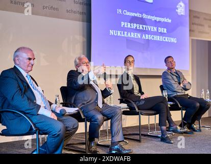 Clausewitz-Strategiegespräche : Perspektiven der Nuklearen Abschreckung EUR, Deutschland, Berlin, 24 juin 2024 : V.l.n.r. Carsten Jacobson - Generalleutnant A.D. und Präsident der Clausewitz-Gesellschaft, Michael Rühle - ehemaliger Leiter der Climate and Energy Security section der NATO, Lydia Wachs - Nuklearexpertin und Maik Keller, Brigadegeneral UAL Pol I BMVg. Matrice 19. Clausewitz-Strategiegespräche - eine Kooperation der Clausewitz-Gesellschaft und der Deutschen Atlantischen Gesellschaft in der Landesvertretung Sachsen-Anhalt beim Bund, erörtern das Thema : Nukleare Abschreckung, zuverlässig Banque D'Images