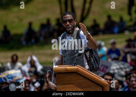 New York, New York, États-Unis. 22 juin 2024. Jumaane Williams, avocate du public de New York, lors d'un rassemblement et d'un coup d'envoi de la campagne le week-end avant la primaire démocratique de New York, a créé Mary's Park dans l'arrondissement du Bronx à New York. (Crédit image : © Michael Nigro/Pacific Press via ZUMA Press Wire) USAGE ÉDITORIAL SEULEMENT! Non destiné à UN USAGE commercial ! Banque D'Images