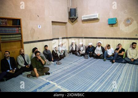 Téhéran, Iran. 24 juin 2024. Des religieux et des Iraniens assistent à une réunion de religieux soutenant le candidat réformiste Masoud Pezeshkian pour l'élection présidentielle iranienne du 28 juin dans la maison de Ruhollah Khomeini, fondateur de la République islamique d'Iran, à Jamaran Hussainiya, Téhéran, Iran, le 24 juin, 2024. (photo de Sobhan Farajvan/Pacific Press) crédit : Pacific Press Media production Corp./Alamy Live News Banque D'Images