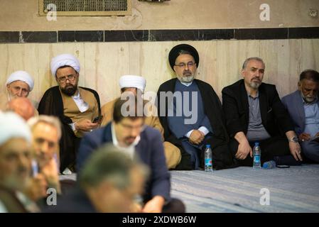 Téhéran, Iran. 24 juin 2024. Des religieux et des Iraniens assistent à une réunion de religieux soutenant le candidat réformiste Masoud Pezeshkian pour l'élection présidentielle iranienne du 28 juin dans la maison de Ruhollah Khomeini, fondateur de la République islamique d'Iran, à Jamaran Hussainiya, Téhéran, Iran, le 24 juin, 2024. (photo de Sobhan Farajvan/Pacific Press) crédit : Pacific Press Media production Corp./Alamy Live News Banque D'Images