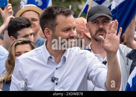 Montréal, Canada, 24 juin 2024. Paul St-Pierre Plamondon, chef du Parti québécois (PQ), le principal parti souverainiste de la province de Québec, lors du défilé de la fête nationale du Québec à Montréal, Canada. Crédit : François Robert-Durand/Alamy Live News Banque D'Images