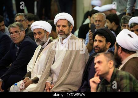 Téhéran, Téhéran, Iran. 24 juin 2024. Des religieux et des Iraniens assistent à une réunion de religieux soutenant le candidat réformiste Masoud Pezeshkian pour l'élection présidentielle iranienne du 28 juin dans la maison de Ruhollah Khomeini, fondateur de la République islamique d'Iran, à Jamaran Hussainiya, Téhéran, Iran, le 24 juin, 2024. (crédit image : © Sobhan Farajvan/Pacific Press via ZUMA Press Wire) USAGE ÉDITORIAL SEULEMENT! Non destiné à UN USAGE commercial ! Banque D'Images