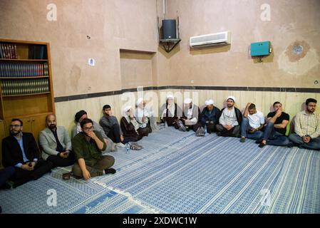 Téhéran, Téhéran, Iran. 24 juin 2024. Des religieux et des Iraniens assistent à une réunion de religieux soutenant le candidat réformiste Masoud Pezeshkian pour l'élection présidentielle iranienne du 28 juin dans la maison de Ruhollah Khomeini, fondateur de la République islamique d'Iran, à Jamaran Hussainiya, Téhéran, Iran, le 24 juin, 2024. (crédit image : © Sobhan Farajvan/Pacific Press via ZUMA Press Wire) USAGE ÉDITORIAL SEULEMENT! Non destiné à UN USAGE commercial ! Banque D'Images