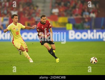 Dusseldorf, Allemagne. 24 juin 2024. Nedim Bajrami, d'Albanie, et Martin Zubimendi Ibanez, d'Espagne, lors de l'EURO 2024, match de football du groupe B opposant l'Albanie à l'Espagne le 24 juin 2024 à l'Arena Dusseldorf, Dusseldorf, Allemagne. Crédit : Nderim Kaceli/Alamy Live News Banque D'Images