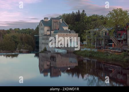 Le moulin historique d'Elora, niché dans une gorge, surplombe la rivière Grand dans le charmant village d'Elora, en Ontario. Banque D'Images