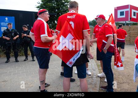 Les fans suisses en tenue rouge, arborant fièrement des symboles et drapeaux nationaux, attendent le match de l'UEFA EURO 2024, Francfort, Allemagne – 23 juin 2024 Banque D'Images