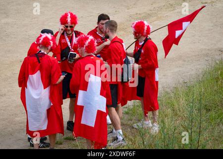 Les fans suisses en tenue rouge, arborant fièrement des symboles et drapeaux nationaux, attendent le match de l'UEFA EURO 2024, Francfort, Allemagne – 23 juin 2024 Banque D'Images