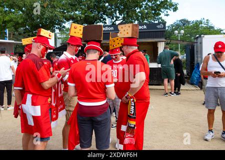 Les fans suisses en tenue rouge, arborant fièrement des symboles et drapeaux nationaux, attendent le match de l'UEFA EURO 2024, Francfort, Allemagne – 23 juin 2024 Banque D'Images