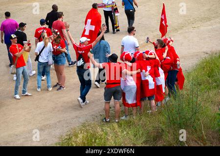 Les fans suisses en tenue rouge, arborant fièrement des symboles et drapeaux nationaux, attendent le match de l'UEFA EURO 2024, Francfort, Allemagne – 23 juin 2024 Banque D'Images