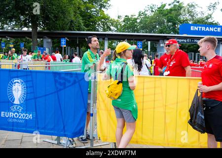 Fans de football, spectateurs UEFA EURO 2024, supporters se rassemblent devant l'entrée principale du stade, rempli d'excitation et d'anticipation, Francfort, Allemagne – J Banque D'Images