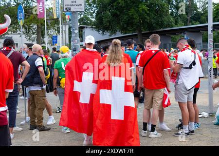 Les fans suisses en tenue rouge, arborant fièrement des symboles et drapeaux nationaux, attendent le match de l'UEFA EURO 2024, Francfort, Allemagne – 23 juin 2024 Banque D'Images