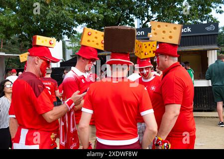 Les fans suisses en tenue rouge, arborant fièrement des symboles et drapeaux nationaux, attendent le match de l'UEFA EURO 2024, Francfort, Allemagne – 23 juin 2024 Banque D'Images