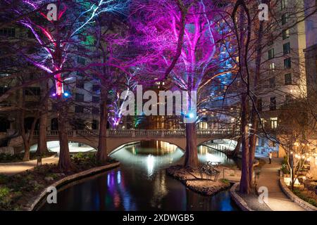 Vue nocturne de Riverwalk historique à San Antonio Texas vu dans la soirée avec des lumières colorées et le canal Banque D'Images