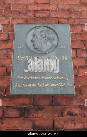 Plaque murale commémorative à Paradise Square Sheffield City Centre Angleterre Royaume-Uni David Daniel Davis médecin Banque D'Images