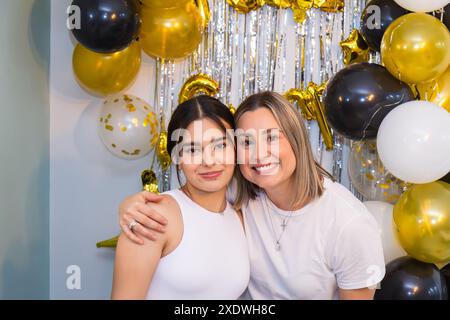 Fille d'anniversaire accompagnée de sa tante Banque D'Images