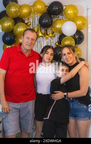 Grand-père, maman et leurs enfants avec la fille d'anniversaire Banque D'Images