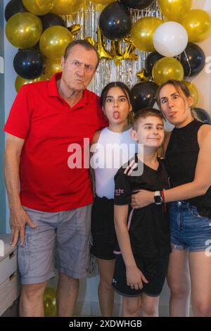 Grand-père, maman et leurs enfants avec la fille d'anniversaire Banque D'Images