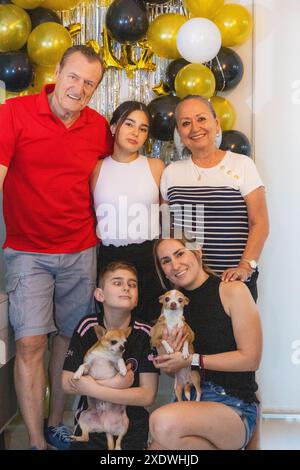 Grand-père, maman et leurs enfants avec la fille d'anniversaire Banque D'Images