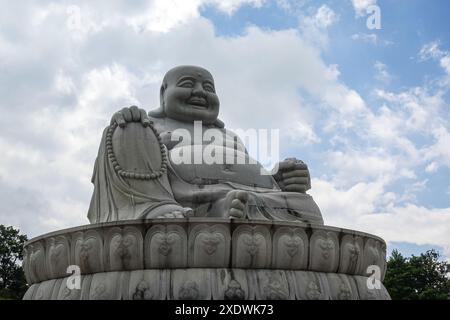 Immense statue de Bouddha Maitreya au jardin bouddhiste de Wutai Shan, Canada Banque D'Images