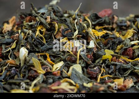 thé vert sec avec des fleurs de jasmin, calendula, tranches d'ananas, thé vert de haute qualité avec des additifs pour le goût et l'odeur Banque D'Images